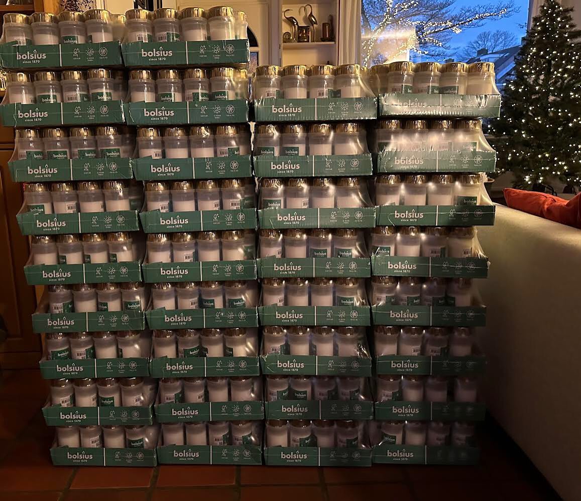 De #Bolsius kaarsen voor Lichtjes Op Oorlogsgraven Mierlo zijn binnen . Over 10 dagen 24-12-2023 branden deze op het Brits Ereveld Mierlo. Om 16.30 bent u met zijn allen welkom om deze Lichtjes te plaatsen voor de graven van onze Helden. #lichtjesopoorlogsgraven #Geldrop 
#mierlo #candlesonwargraves 
The #Bolsius candles for Lights on War Graves Mierlo have arrived. In 10 days, December 24, 2023, these will burn at the British Field of Honor in Mierlo. At 4:30 PM you are all welcome to place these Lights in front of the graves of our Heroes. #lightsonwargraves #Geldrop #mierlo #candlesonwargraves