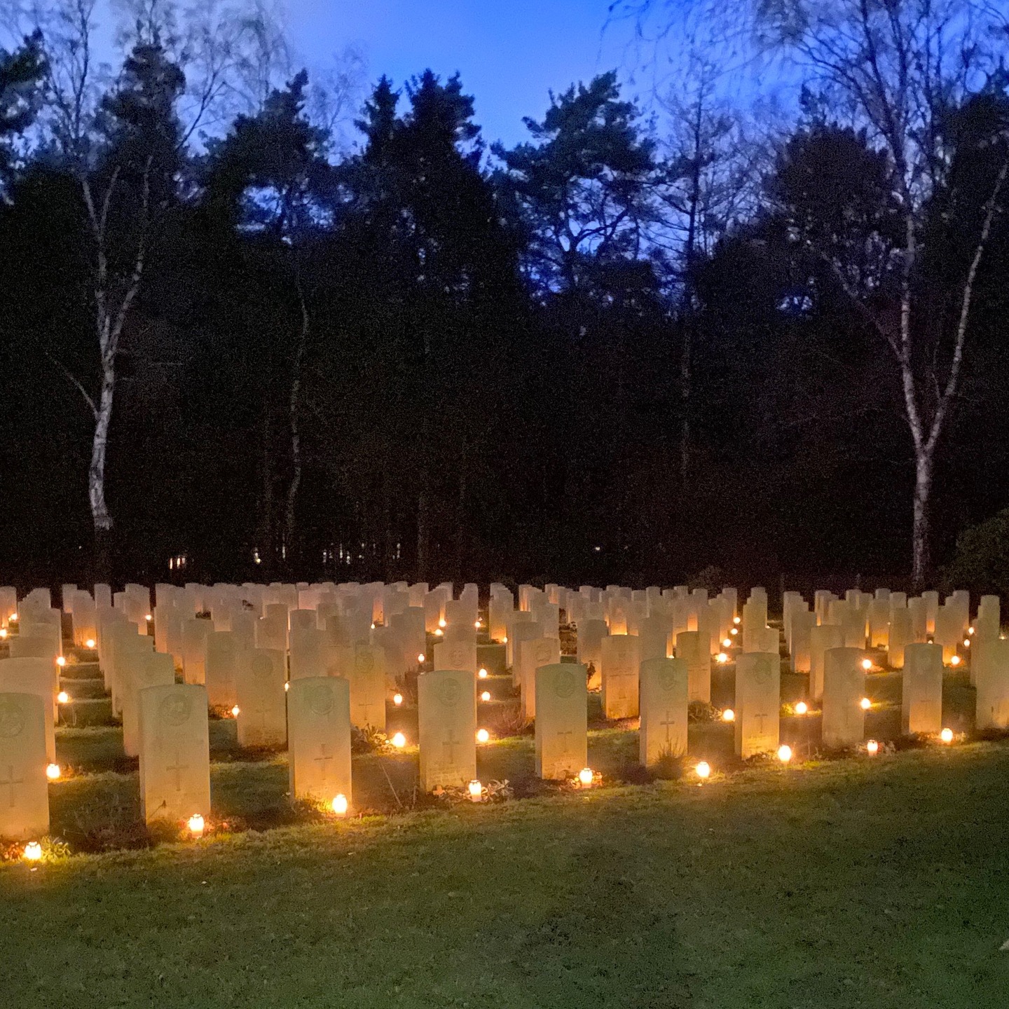 Kerstavond 24 december 16.30 Lichtjes op Oorlogsgraven Geldropseweg 68 Mierlo.