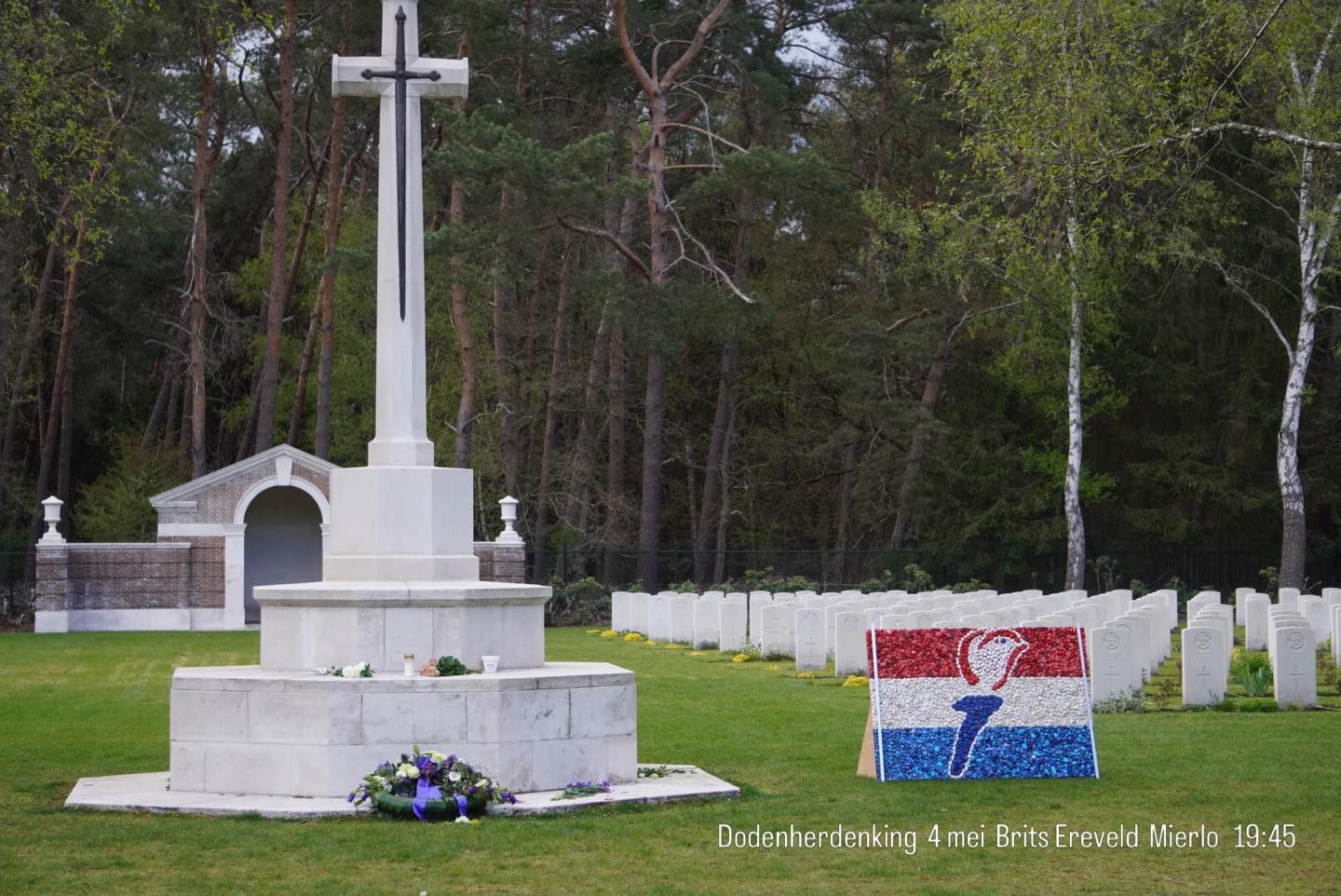 Dodenherdenking 2026 Brits Ereveld Mierlo 

Het gemeentebestuur van Geldrop-Mierlo heet u van harte welkom bij de jaarlijkse Dodenherdenking op het Brits Ereveld in Mierlo op maandag 4 mei 2026.

Programma

19.15 uur: Ontvangst bezoekers
19.45 uur: Welkomstwoord door ceremoniemeester Sjef Hoekstra
19.50 uur: Toespraak door burgemeester Jos van Bree
20.00 uur: 2 minuten stilte
20.02 uur: Nationale volksliederen door de gezamenlijke Geldrop en Mierlose harmonieën; Kranslegging door gemeentebestuur en belangstellenden; Bijdragen van sprekers en muziek door This Generation
20.30 uur: Einde programma
Krans of bloemstuk neerleggen