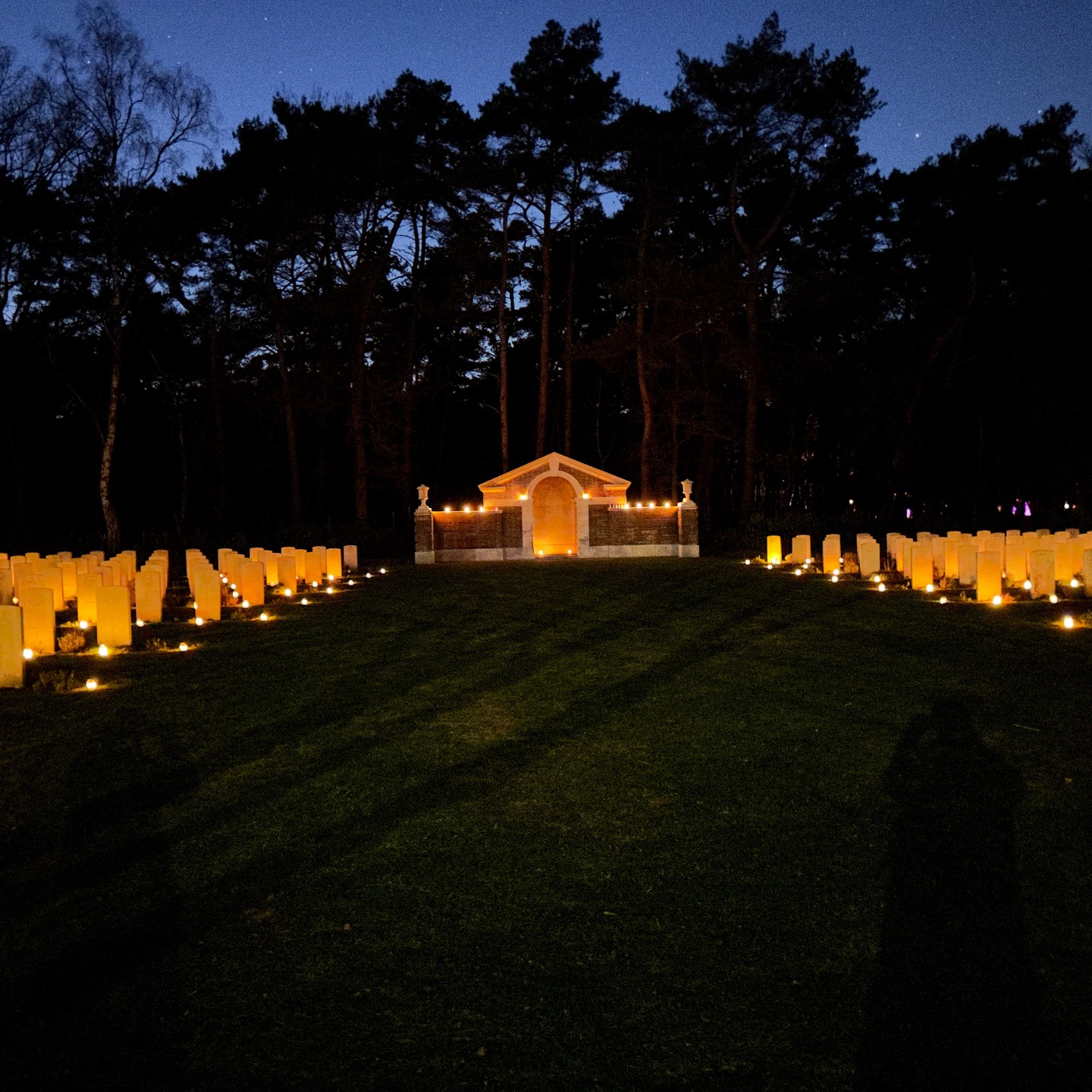 Met een warm hart en diepe dankbaarheid kijken wij terug op een bijzondere, waardige en indrukwekkende Kerstavond bij Lichtjes op Oorlogsgraven Mierlo.
Samen stonden we stil. Samen herdachten we.
Dankzij de enorme inzet en betrokkenheid van onze vrijwilligers, veteranen, kinderen, gasten en alle aanwezigen werden de oorlogsgraven één voor één verlicht. Elk lichtje een teken van respect. Elk lichtje een herinnering aan een leven, een verhaal, een offer.
Onze oprechte dank gaat uit naar iedereen die dit mogelijk heeft gemaakt:
de vrijwilligers (veteranen, EHBO, verkeersregelaars en kaarsenstekers), de gasten, de kinderen, de muzikanten, de sprekers, de donateurs en alle belangstellenden die erbij waren.
Door jullie aanwezigheid bleven de helden die hier rusten voelbaar dichtbij.
De vele foto’s en video’s op social media laten zien hoe indrukwekkend en ontroerend het Brits Ereveld in Mierlo die avond was — een zee van licht, gedragen door respect en verbondenheid.
Op naar Kerstavond, 24 december 2026, wanneer we opnieuw samen licht mogen brengen.
Wij wensen iedereen een gezond, liefdevol en hoopvol nieuwjaar. 🕯️✨
